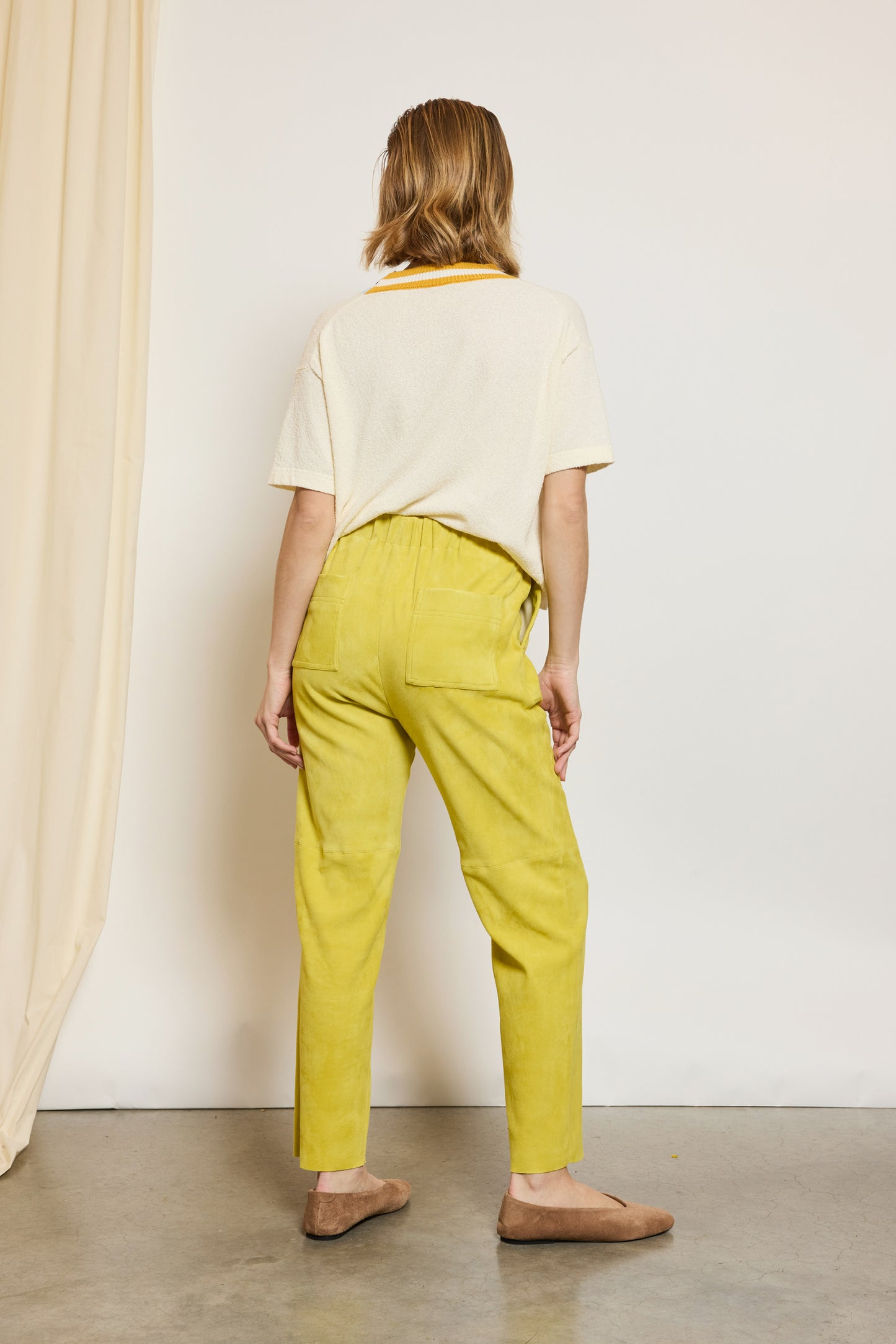 PANTALON EN PEAU STRETCH JAUNE