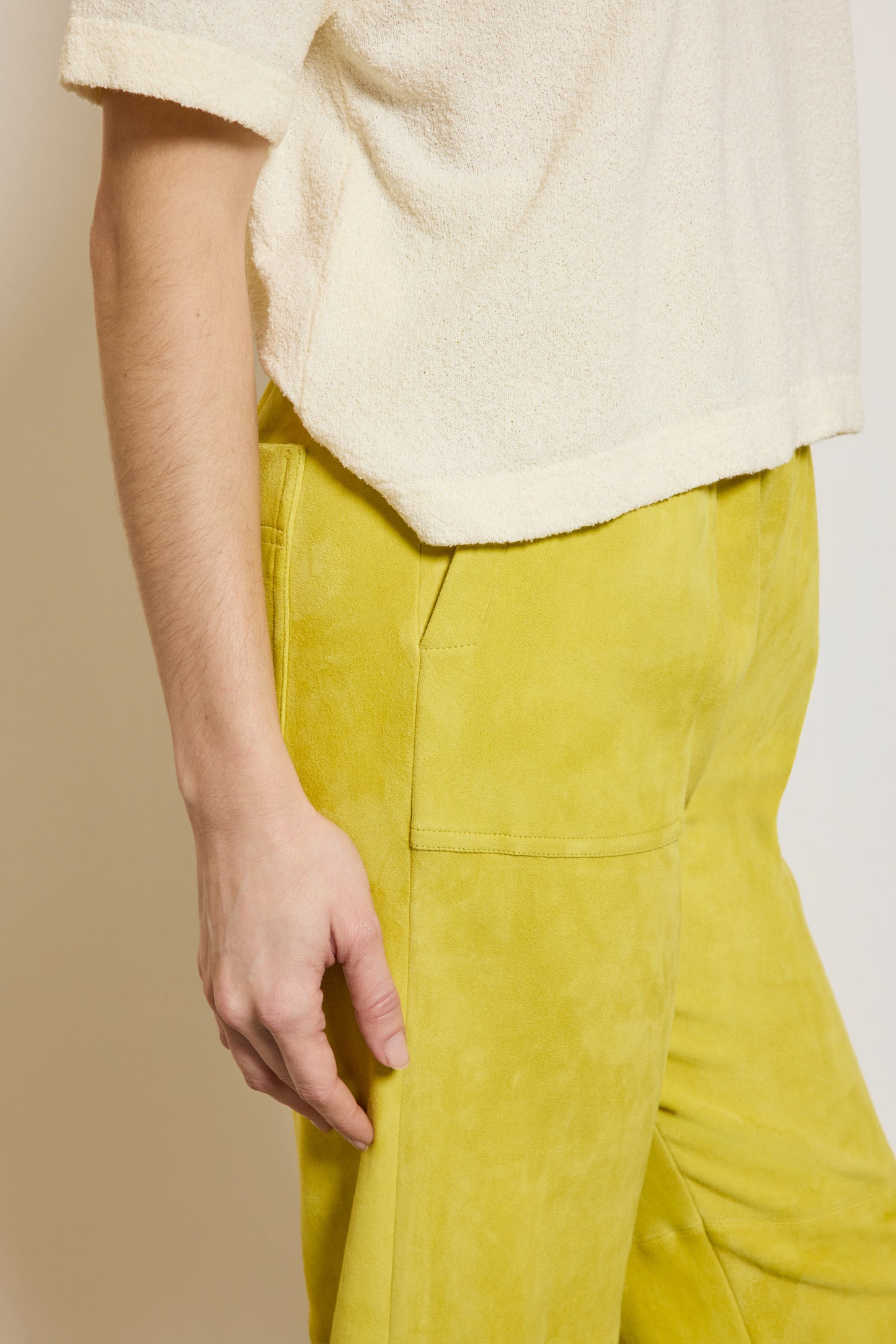 PANTALON EN PEAU STRETCH JAUNE