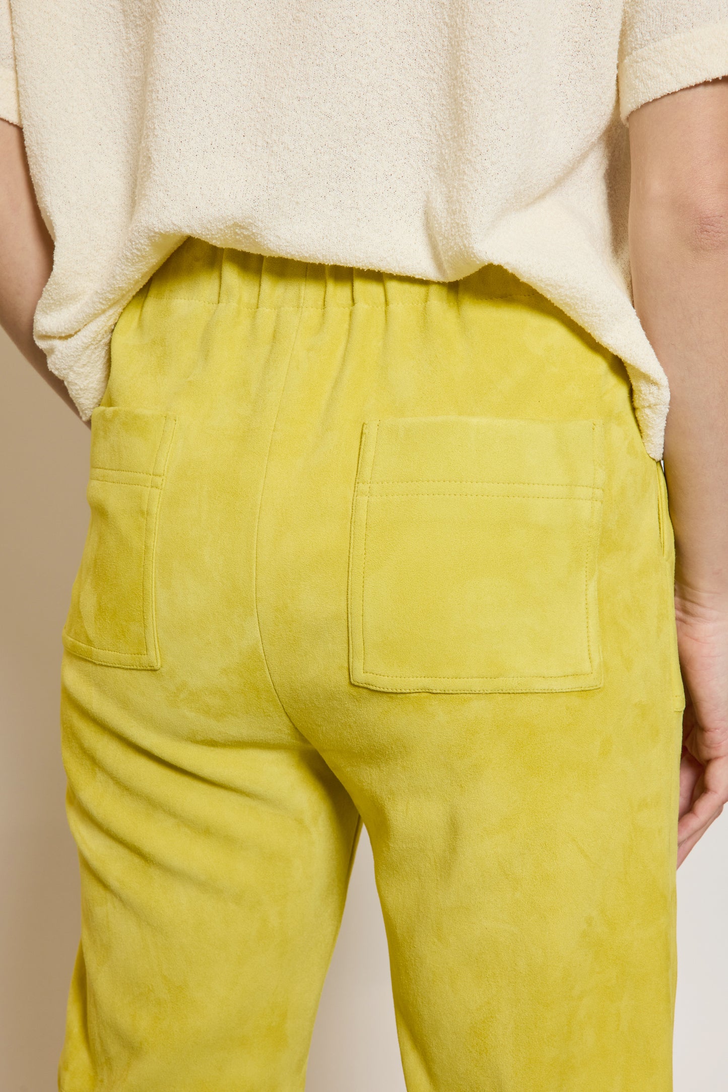 PANTALON EN PEAU STRETCH JAUNE