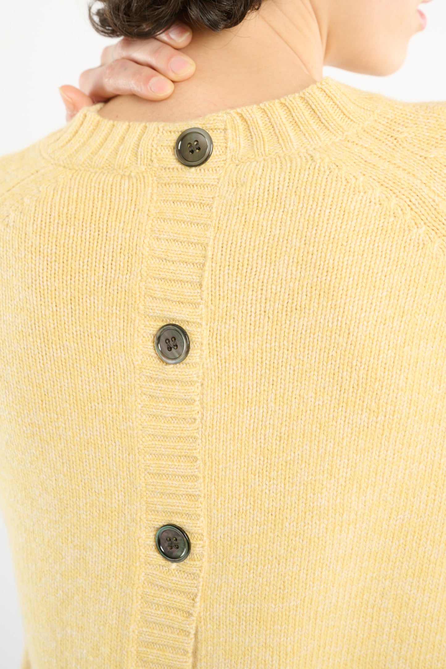 BUTTON-BACK CASHMERE SWEATER LIME