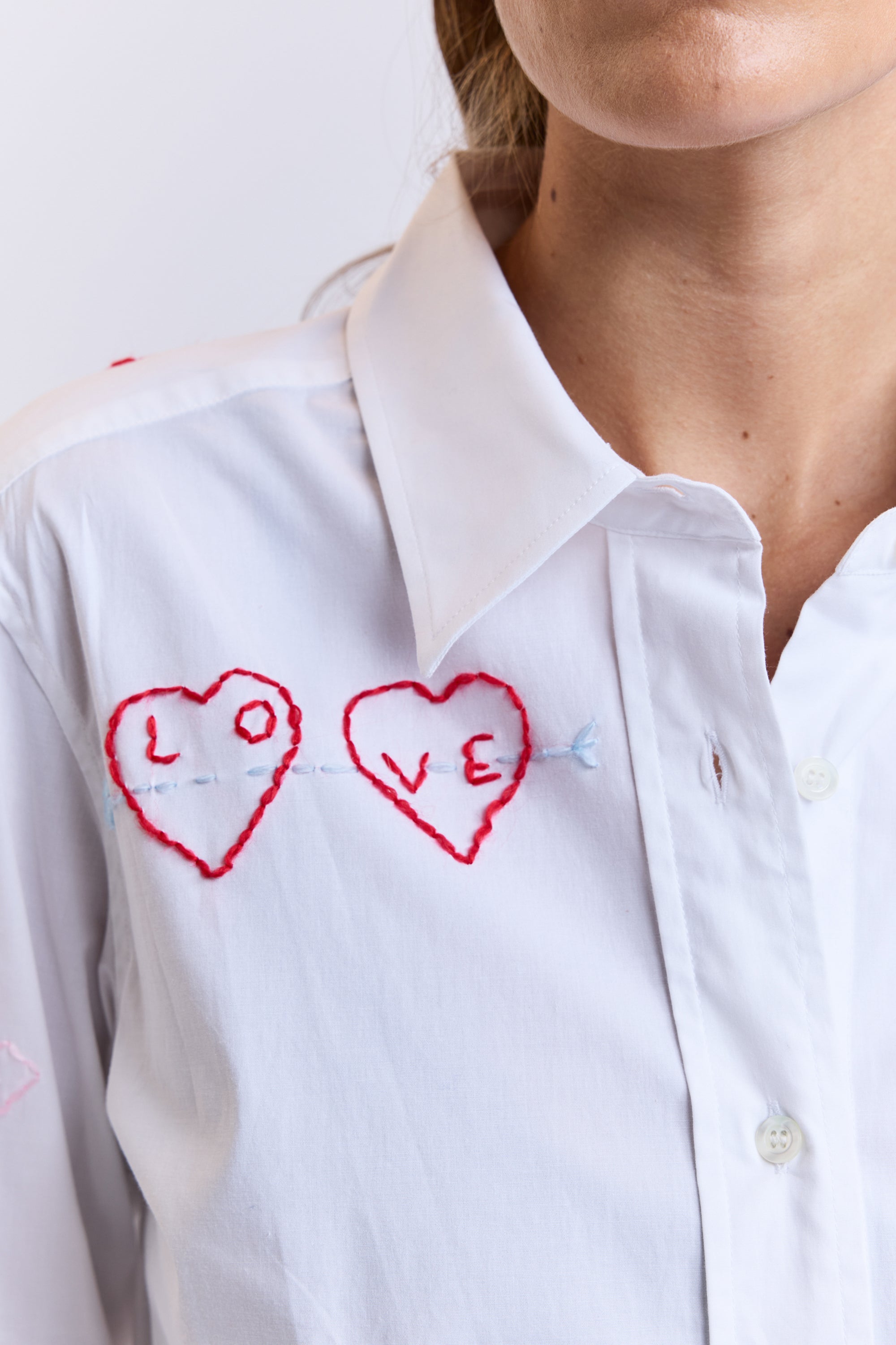 CHEMISE BRODÉE EN POPELINE BLANCHE – Victoire Paris CHEMISE BRODÉE EN POPELINE BLANCHE – Victoire Paris