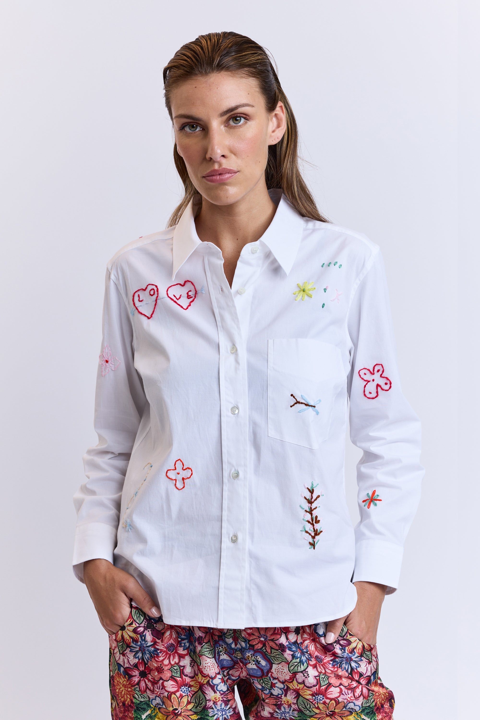 CHEMISE BRODÉE EN POPELINE BLANCHE – Victoire Paris CHEMISE BRODÉE EN POPELINE BLANCHE – Victoire Paris
