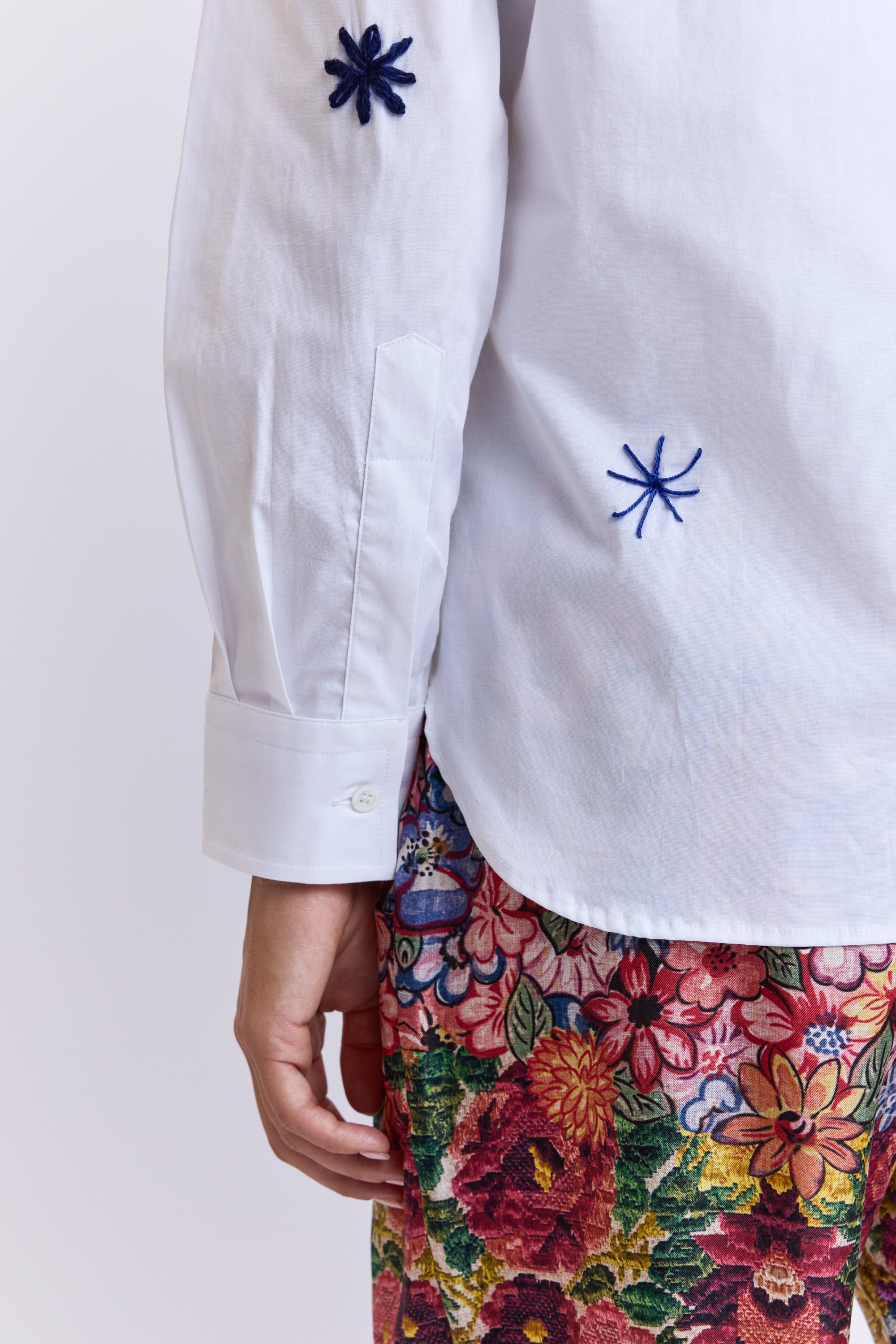 CHEMISE BRODÉE EN POPELINE BLANCHE – Victoire Paris CHEMISE BRODÉE EN POPELINE BLANCHE – Victoire Paris