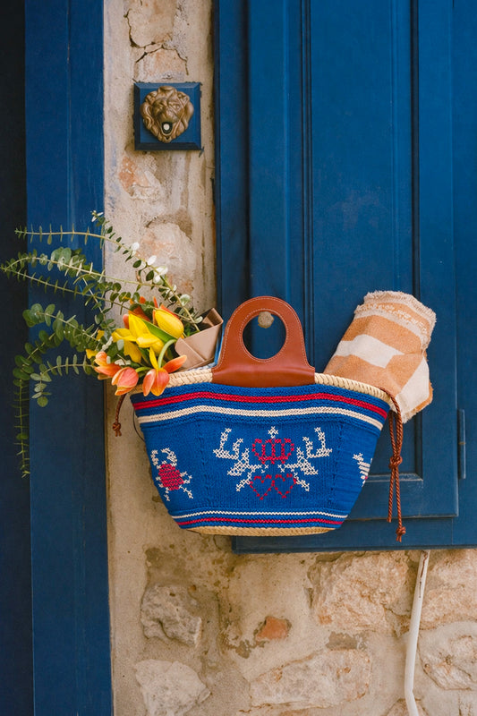 PANIER AVEC TRICOT BLEU ELECTRIQUE